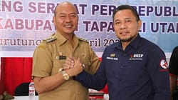 Bupati Tapanuli Utara. Nikson Nababan bersama Ketua LSP Pers Indonesia, Hence G Mandagie